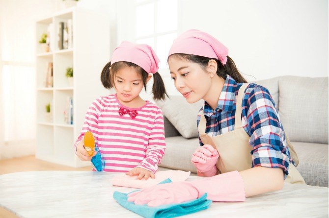 Giúp đỡ cha mẹ làm việc nhà khiến trẻ yêu lao động hơn